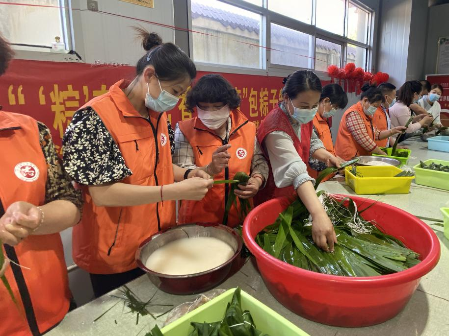 青口供電所黨支部聯(lián)合生產(chǎn)生活服務(wù)中心分會、黃沙坨社區(qū)，共同舉辦“悠悠艾草香 濃濃端午情”系列活動。.png